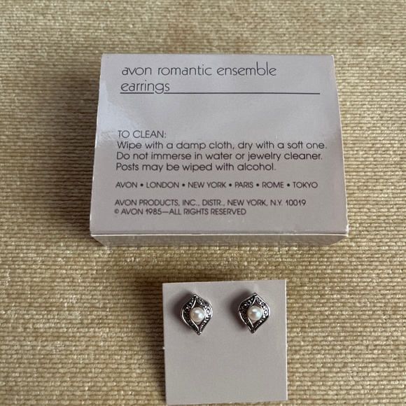 VINTAGE (1985) AVON ROMANTIC ENSEMBLE PIERCED EARRINGS - Picture 3 of 4